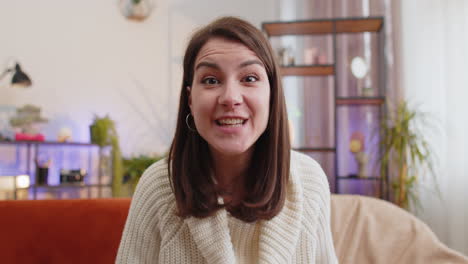 Punto-De-Vista-De-Una-Mujer-En-Casa-Mirando-La-Cámara-Haciendo-Una-Videoconferencia-Con-Amigos-O-Familiares