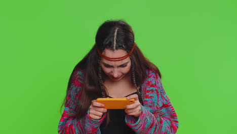 Chica-Turista-Adicta,-Divertida-Y-Preocupada,-Jugando-Con-Entusiasmo-Un-Videojuego-De-Carreras-En-Un-Teléfono-Móvil