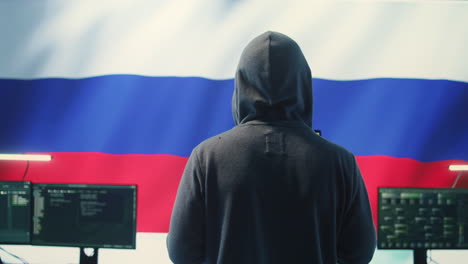 Experte-In-Staatlichen-Hacking-Raum-Mit-Einer-Russischen-Flagge-Auf-Dem-Großen-Bildschirm