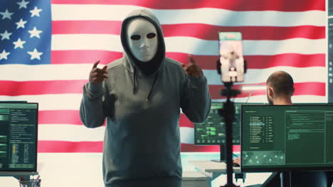 Person-In-Anonymer-Maske,-Die-In-Einem-Hacking-Raum-Der-Regierung-An-Geheimdienstinformationen-Arbeitet
