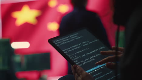 Chinesischer-Hacker-Nutzt-Tablet-Im-Cyber-Operationsbüro-Der-Regierung