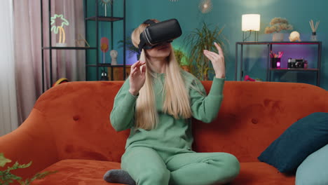 Mujer-Emocionada-Con-Auriculares-De-Tecnología-Futurista-De-Realidad-Virtual-Para-Jugar-Videojuegos-De-Simulación-3d-En-Casa