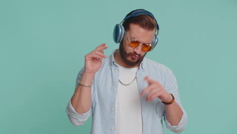 Hombre-Feliz-Libanés-Con-Auriculares-Escuchando-Música-Bailando-Discoteca-Divirtiéndose-Relajándose-En-La-Fiesta