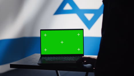 Greenscreen-Laptop-Im-Israelischen-Geheimdienst-Kommandozentrum,-Das-Vom-Mossad-Genutzt-Wird