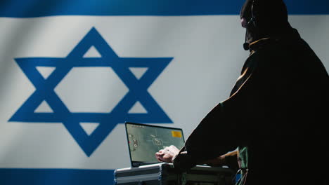 Agente-Del-Mossad-De-Israel-Utilizando-Software-Militar-Que-Previene-Los-Cohetes