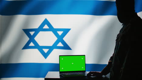 Greenscreen-Laptop-Im-Israelischen-Geheimdienst-Kommandozentrum,-Das-Vom-Mossad-Genutzt-Wird