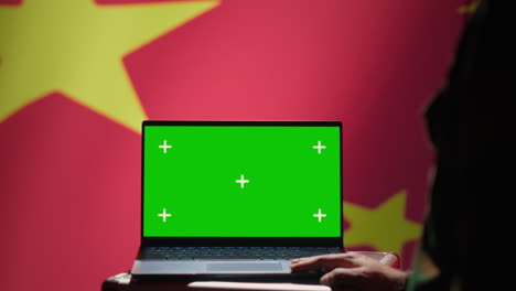 Chinesischer-Soldat-Nutzt-Militärtechnologie-Auf-Einem-Greenscreen-Laptop,-Um-Bedrohungen-Zu-Identifizieren