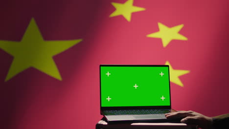 Chinesischer-Soldat-Nutzt-Militärtechnologie-Auf-Einem-Greenscreen-Laptop,-Um-Bedrohungen-Zu-Identifizieren