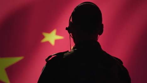 Operador-De-Comunicaciones-Por-Radio-Aislado-Sobre-El-Fondo-De-La-Bandera-China