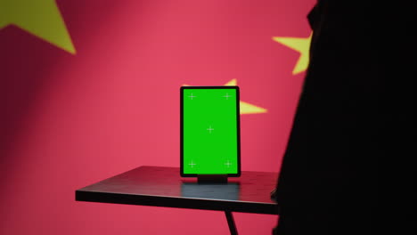 Chinesischer-Ingenieur-Erstellt-Mit-Greenscreen-Tablet-Fake-Accounts-In-Sozialen-Medien