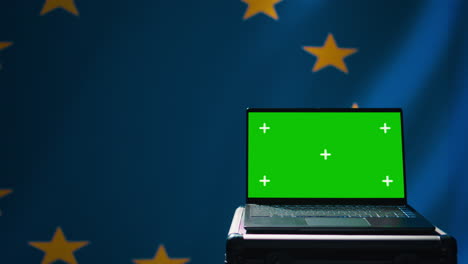 Agencia-De-La-Unión-Europea-Que-Utiliza-Una-Computadora-Portátil-Con-Pantalla-Verde-Para-Protegerse-Contra-La-Propaganda.