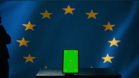 La-División-De-Contrainteligencia-De-La-Unión-Europea-Utiliza-Una-Tableta-Con-Pantalla-Verde.