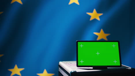 Operador-De-La-Agencia-De-La-Unión-Europea-Que-Utiliza-Tecnología-Militar-En-Una-Tableta-De-Pantalla-Verde