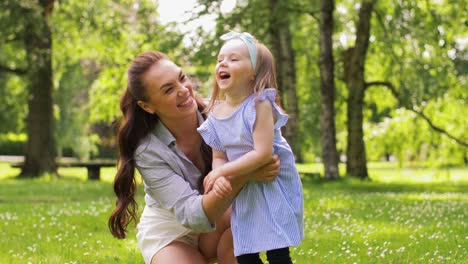 Madre-Feliz-Con-Una-Hija-Pequeña-Jugando-En-El-Parque.-Concepto-De-Familia,-Maternidad-Y-Personas-Madre-Feliz-Con-Una-Hija-Pequeña-Jugando-En-El-Parque-O-Jardín-De-Verano