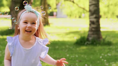 Madre-Con-Hija-Soplando-Pompas-De-Jabón-En-El-Parque.concepto-De-Familia,-Maternidad-Y-Personas-Madre-Feliz-Con-Hija-Pequeña-Soplando-Pompas-De-Jabón-En-El-Parque-O-Jardín-De-Verano