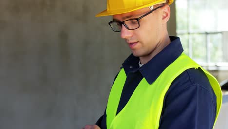 Bauarbeiter-Mit-Helm-Und-Sicherheitsweste-Und-Tablet-PC.-Architektur,-Baugeschäft-Und-Gebäudekonzept.-Männlicher-Bauarbeiter-Mit-Helm-Und-Sicherheitsweste-Und-Tablet-PC-Im-Büro