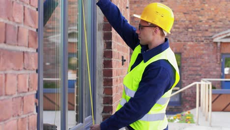 Constructor-Masculino-Con-Regla-Y-Ventana-De-Medición-Del-Portapapeles.concepto-De-Construcción-Y-Negocios-Constructor-Masculino-Con-Regla-Y-Ventana-De-Medición-Del-Portapapeles