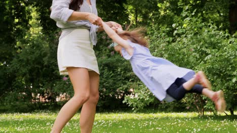 Madre-Feliz-Con-Una-Hija-Pequeña-Jugando-En-El-Parque.-Concepto-De-Familia,-Maternidad-Y-Personas-Madre-Feliz-Con-Una-Hija-Pequeña-Jugando-En-El-Parque-O-Jardín-De-Verano