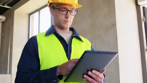 Constructor-En-Casco-Y-Seguridad-Al-Oeste-Con-Tablet-Pc.arquitectura,-Negocio-De-Construcción-Y-Concepto-De-Construcción-Constructor-Masculino-En-Casco-Y-Seguridad-Al-Oeste-Con-Tablet-Pc-En-La-Oficina