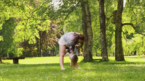 Glückliche-Mutter-Mit-Kleiner-Tochter,-Die-Im-Park-Spielt.Familie,-Mutterschaft-Und-Menschen-Konzept-Glückliche-Mutter-Mit-Kleiner-Tochter,-Die-Im-Sommerpark-Oder-Garten-Spielt