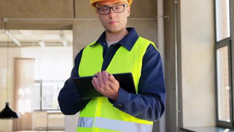 Bauarbeiter-Mit-Helm-Und-Sicherheitsweste-Und-Tablet-PC.-Architektur,-Baugeschäft-Und-Gebäudekonzept.-Männlicher-Bauarbeiter-Mit-Helm-Und-Sicherheitsweste-Und-Tablet-PC-Im-Büro