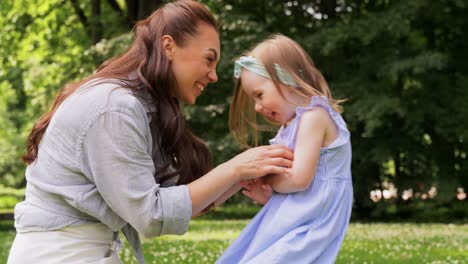 Madre-Feliz-Con-Una-Hija-Pequeña-Jugando-En-El-Parque.-Concepto-De-Familia,-Maternidad-Y-Personas-Madre-Feliz-Con-Una-Hija-Pequeña-Jugando-En-El-Parque-O-Jardín-De-Verano