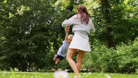 Madre-Feliz-Con-Una-Hija-Pequeña-Jugando-En-El-Parque.-Concepto-De-Familia,-Maternidad-Y-Personas-Madre-Feliz-Con-Una-Hija-Pequeña-Jugando-En-El-Parque-O-Jardín-De-Verano