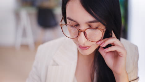 Porträt-Einer-Konzentrierten,-Nachdenklichen-Frau-Bei-Der-Arbeit-Im-Büro