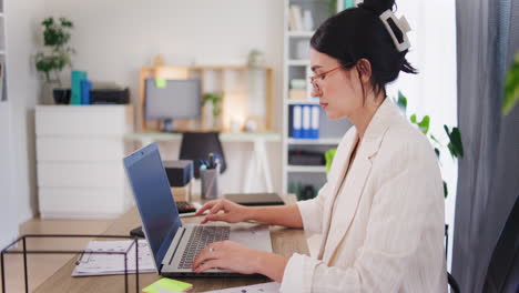 Mujer-Trabajando-En-Una-Computadora-Portátil,-Escribiendo-Correos-Electrónicos-A-Clientes