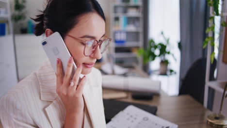 Young-Businesswoman-Talking-on-Mobile-Phone-with-Client