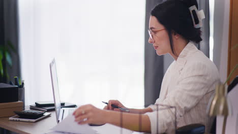 Mujer-Segura-Reflexionando-Y-Trabajando-En-Un-Proyecto-De-Computadora-Portátil.