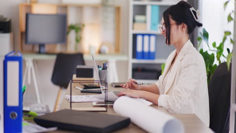 Frau-Arbeitet-Im-Büro-Am-Laptop