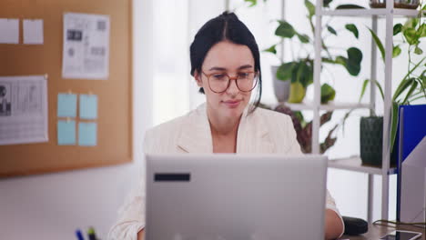 Pensive-Businesswoman-Gets-Idea-and-Starts-Typing