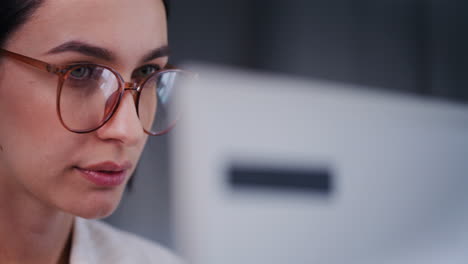 Mujer-Trabajando-En-Una-Computadora-Portátil-En-La-Oficina,-Cerca-Del-Rostro