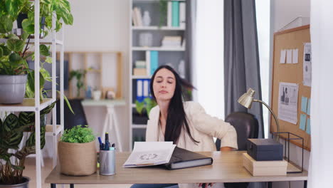 Una-Mujer-De-Negocios-Segura-Se-Sienta-En-Su-Escritorio-En-La-Oficina-Y-Comienza-A-Trabajar,-Preparando-Documentos