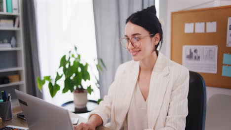 Una-Mujer-Feliz-Comienza-A-Escribir-Correos-Electrónicos-En-El-Escritorio.