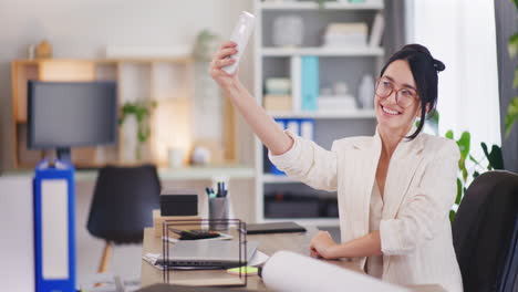 Una-Mujer-Feliz-Se-Toma-Un-Selfie-Con-Un-Teléfono-Móvil-En-La-Oficina