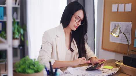 Geschäftsfrau-Verwendet-Einen-Taschenrechner-Analysiert-Den-Finanzbericht-Des-Unternehmens,-Sie-Ist-Selbstbewusst