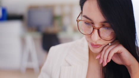 Confident-Businesswoman-Working-Concentrated-at-Her-Desk