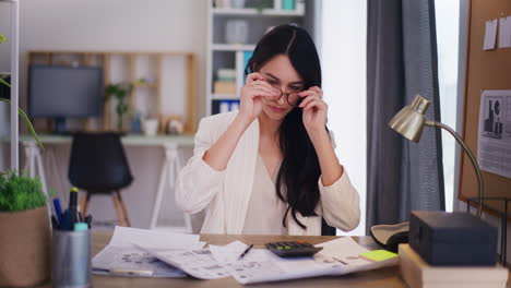 Erfolgreiche-Frau-Nutzt-Einen-Taschenrechner-Während-Der-Arbeit-Im-Büro