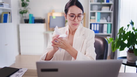 Verärgerte-Frau-Zerknüllt-Papier-Im-Büro