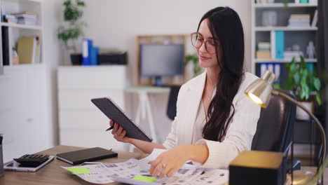 Mujer-De-Negocios-Segura-Usando-Tableta-Digital-En-La-Oficina