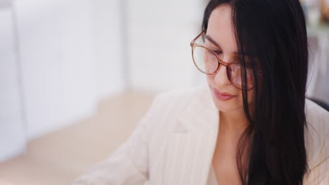 Confident-Pensive-Businesswoman-Working-in-Office-Closeup