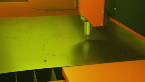 CNC-Laserschneiden-Von-Metall,-Moderne-Industrietechnologie.