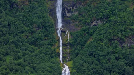 Hermosa-Naturaleza-De-Noruega.-Una-Cascada-De-Montaña-De-Un-Glaciar-En-Lo-Alto-De-Las-Montañas-De-Noruega.