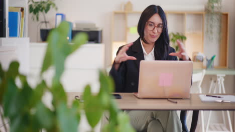 Frau-Führt-Online-Meeting-Per-Videoanruf-Auf-Laptop-Durch