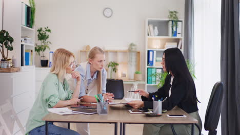 Geschäftstreffen,-Projektbesprechung,-Frauen-Stellen-Ideen-Vor