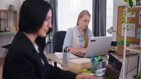 Trabajadoras-De-Oficina-Analizan-El-Informe-Financiero