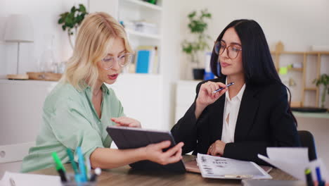 Frauen-Diskutieren-Projekt-Auf-Digitalem-Tablet