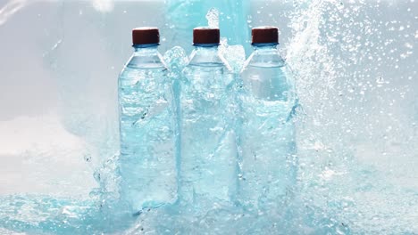 Botellas-De-Agua-Potable-Fresca-En-Agua-Azul-Salpicada.-Filmada-Con-Una-Cámara-En-Cámara-Súper-Lenta-De-1000-Fps.